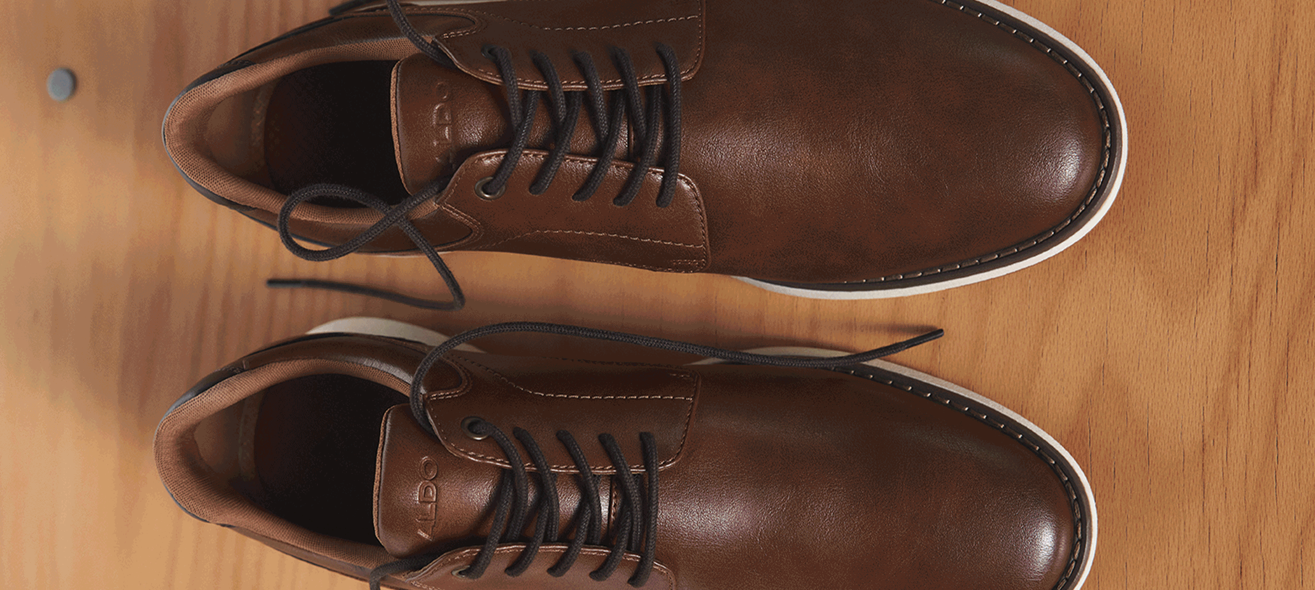 Une image GIF montrant des souliers décontractés bruns, une botte haute brun texturé à talon aiguille, une bottine Chelsea noire ainsi qu’une femme debout devant une voiture vintage beige.