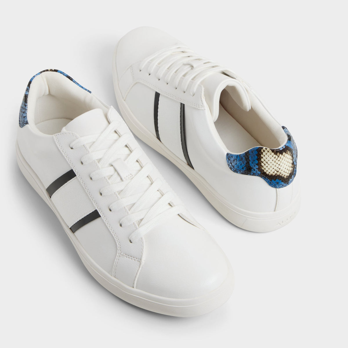 Highlighted view of a pair of White Cowien Low top sneakers
