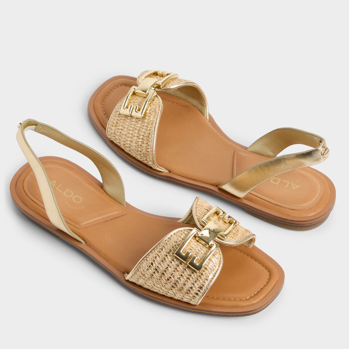 Vue en surbrillance d'une paire de Or Agreinwan Sandale à talon plat s