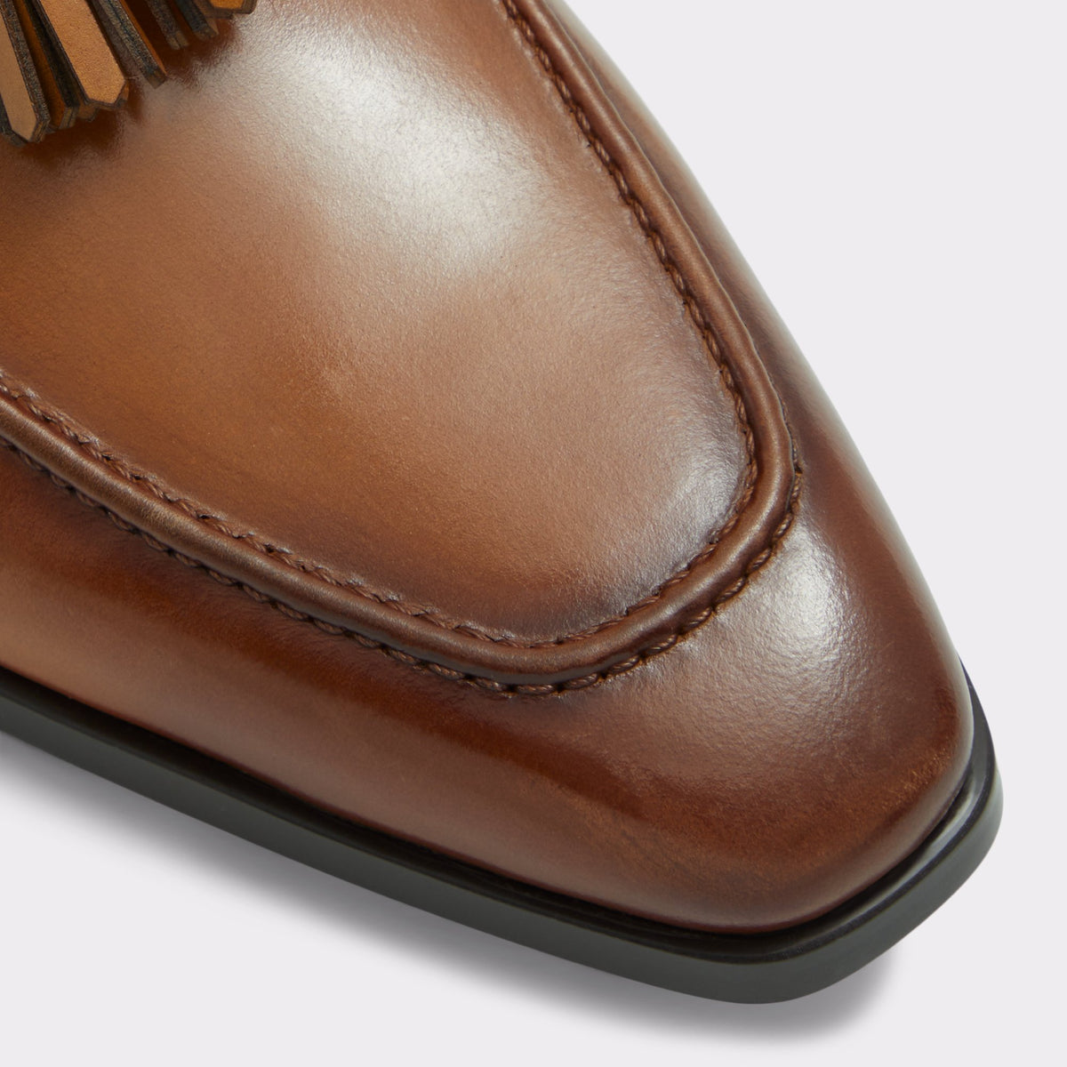 Close-up of the Cognac Vinci Loafer