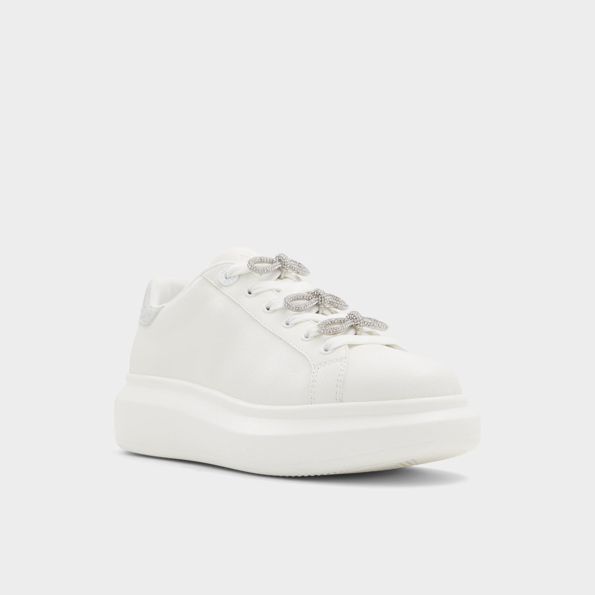 Angle de trois quarts de la face avant de Blanc Merrick Sneaker bas
