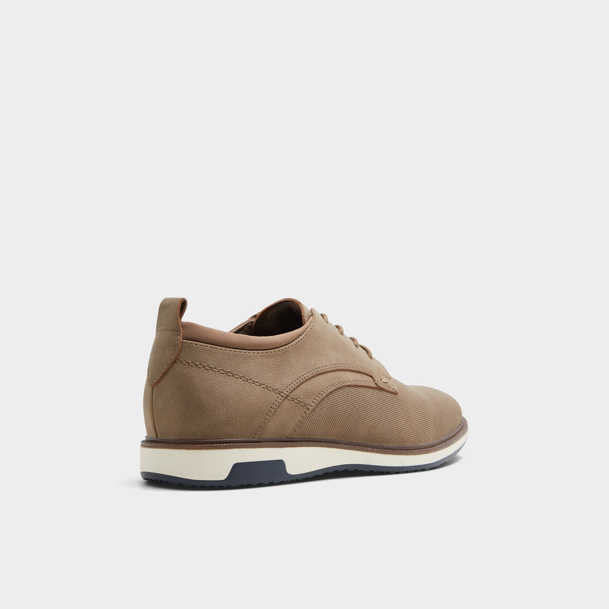 Angle de trois quarts de l'arrière de Autre Beige Karson Oxford shoe