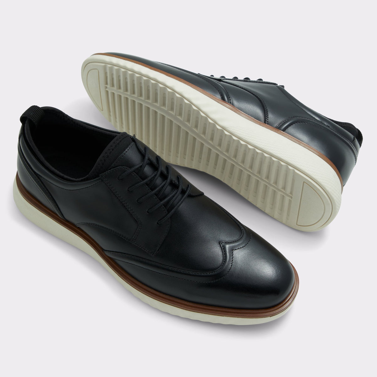 Vue en surbrillance d'une paire de Noir Wakefield Chaussure Oxford s