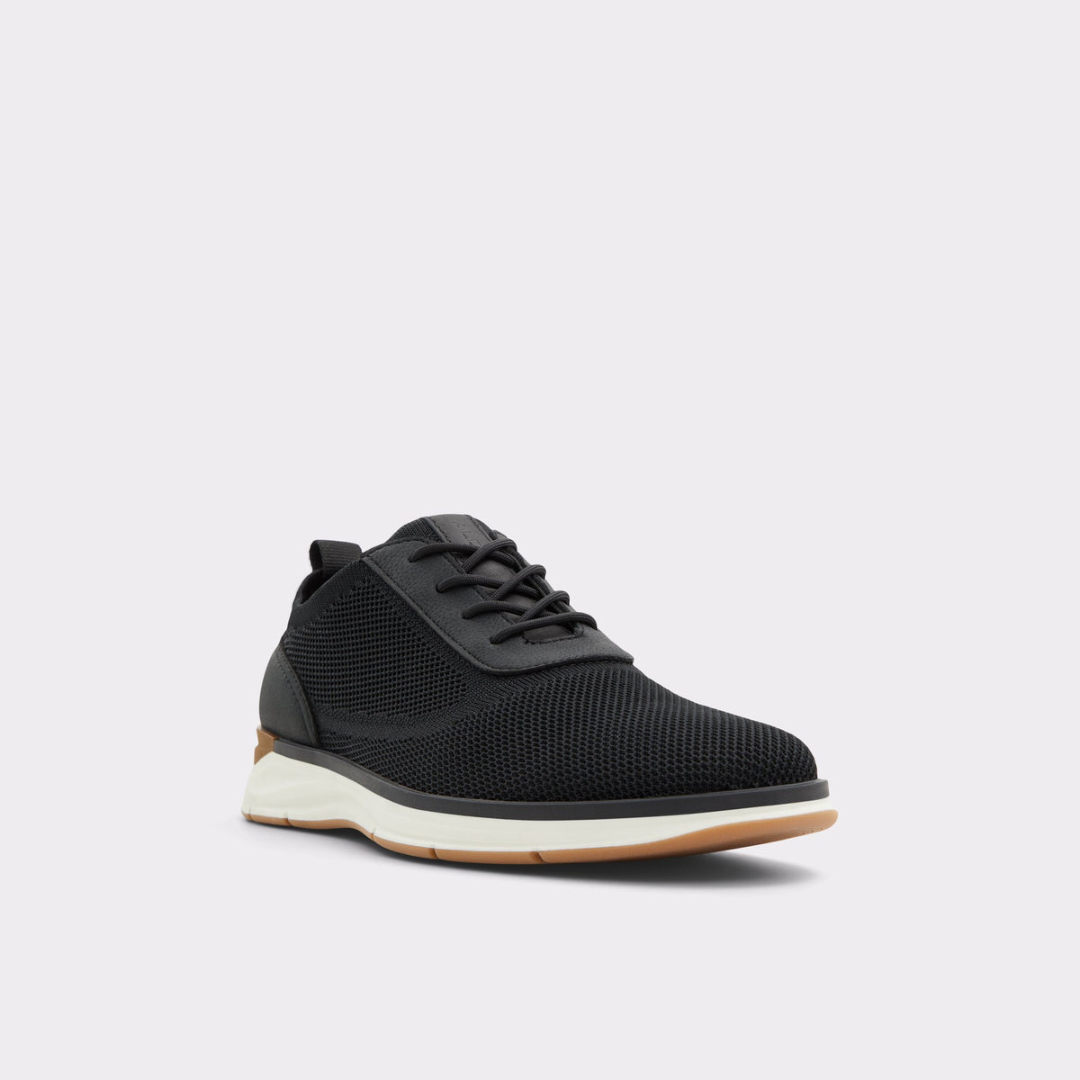 Angle de trois quarts de la face avant de Noir Marten Sneaker bas
