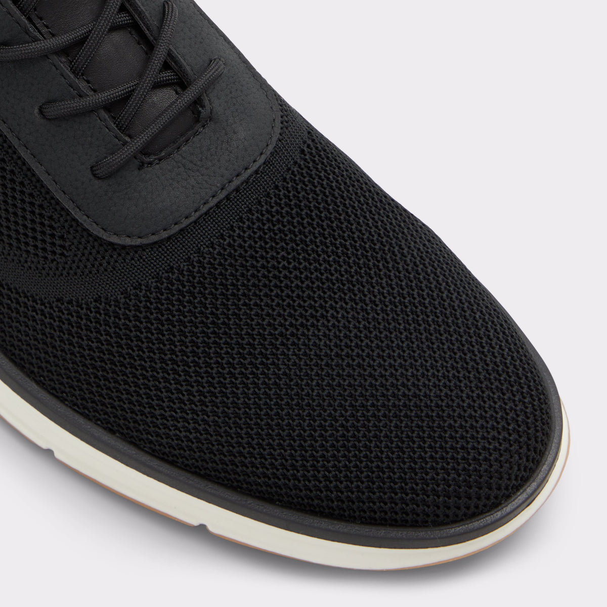 Gros plan de la Noir Marten Sneaker bas