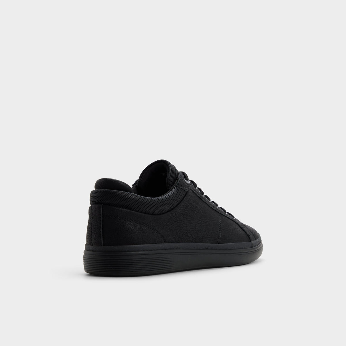 Angle de trois quarts de l'arrière de Noir/Noir Finespec Sneaker bas