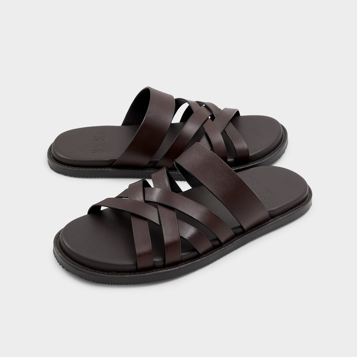 Vue en surbrillance d'une paire de Marron Foncé Lorenzo Sandale à talon plat à lanières s