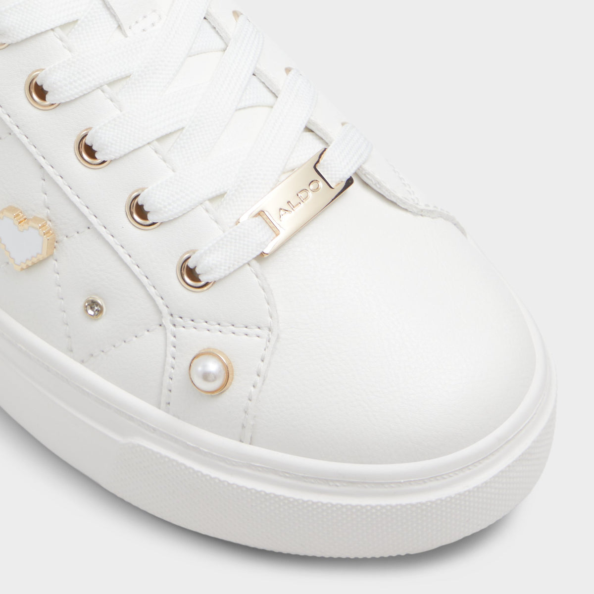Close-up of the White Visuetti Low top sneaker