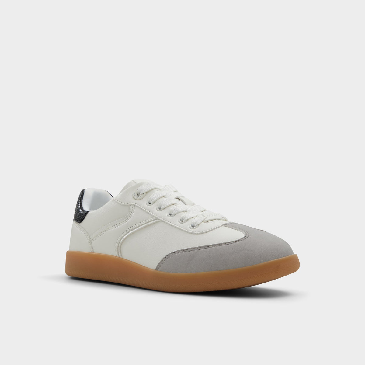 Three-quarter angle of White/black Erilg Low top sneaker's front side