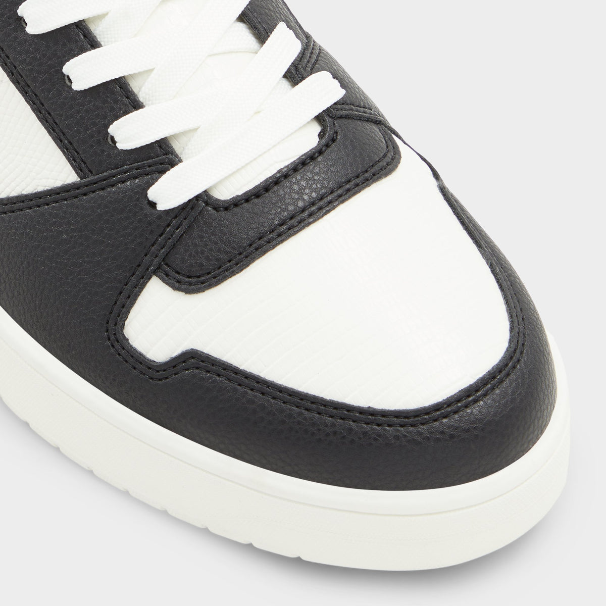Close-up of the Black/White Zethan Low top sneaker