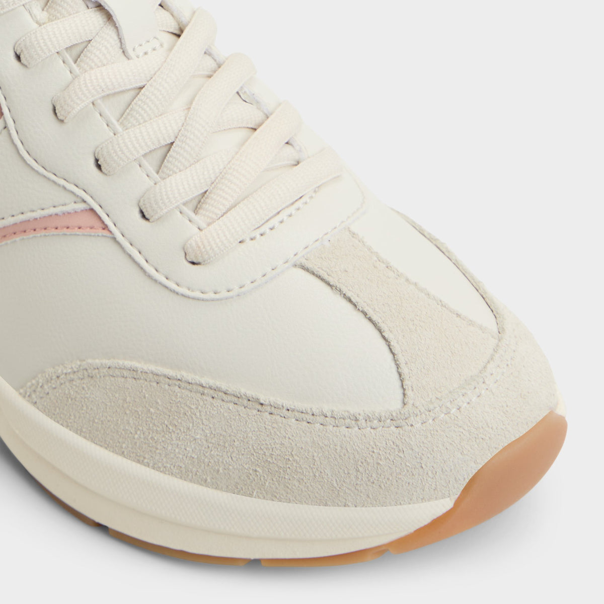 Gros plan de la Beige Ouvert Clubchic Jogger sneaker
