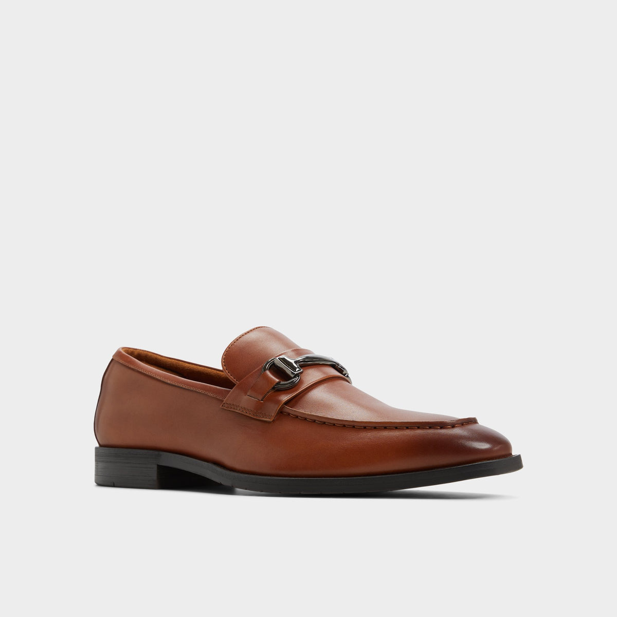 Angle de trois quarts de la face avant de Cognac Thado Mocassin