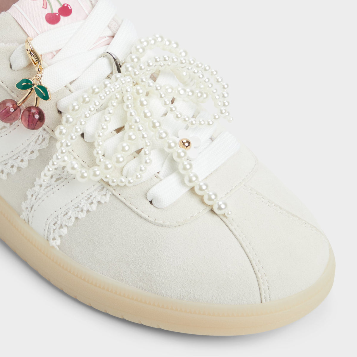 Close-up of the White/bone Sweetthing Low top sneaker