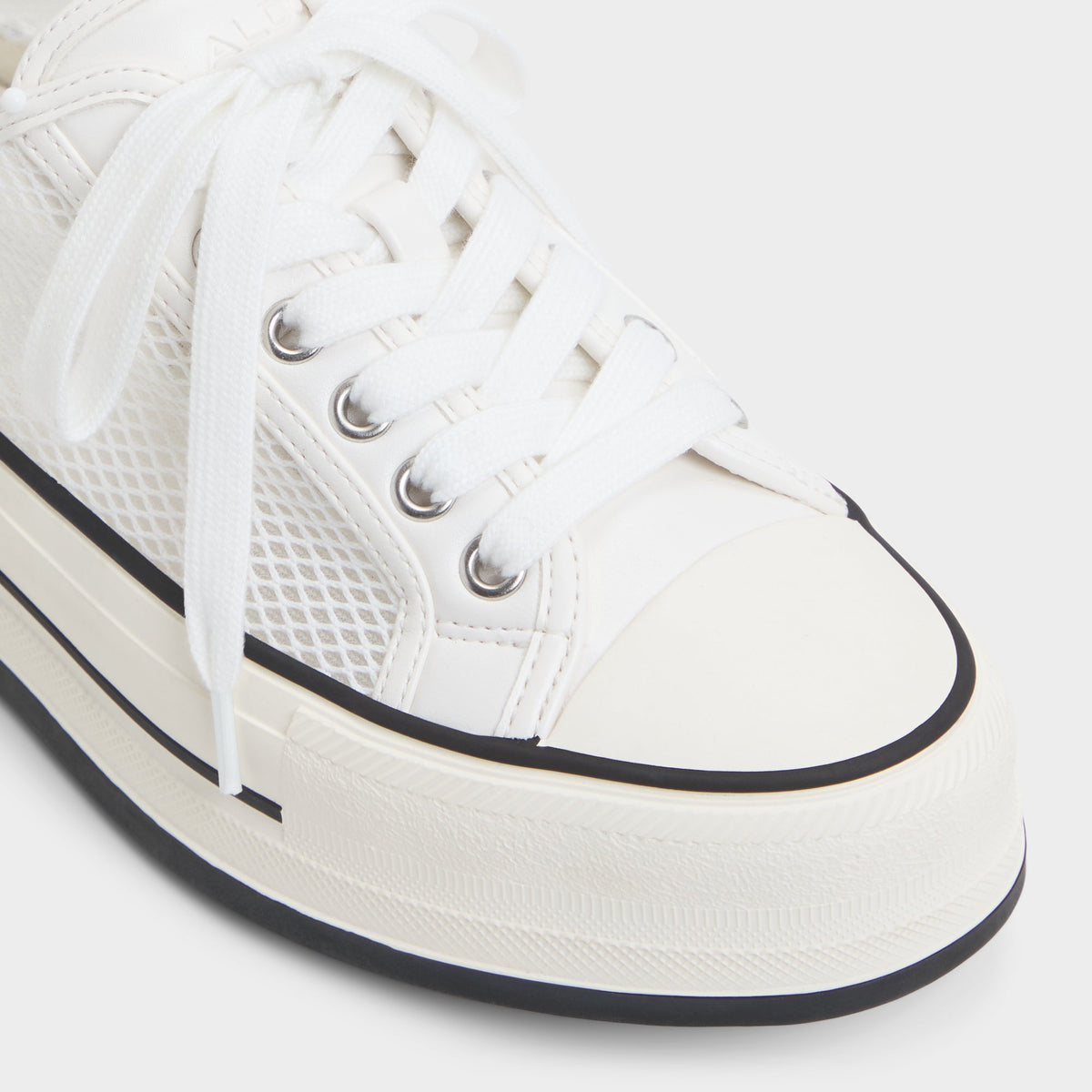 Close-up of the White Rayes Low top sneaker