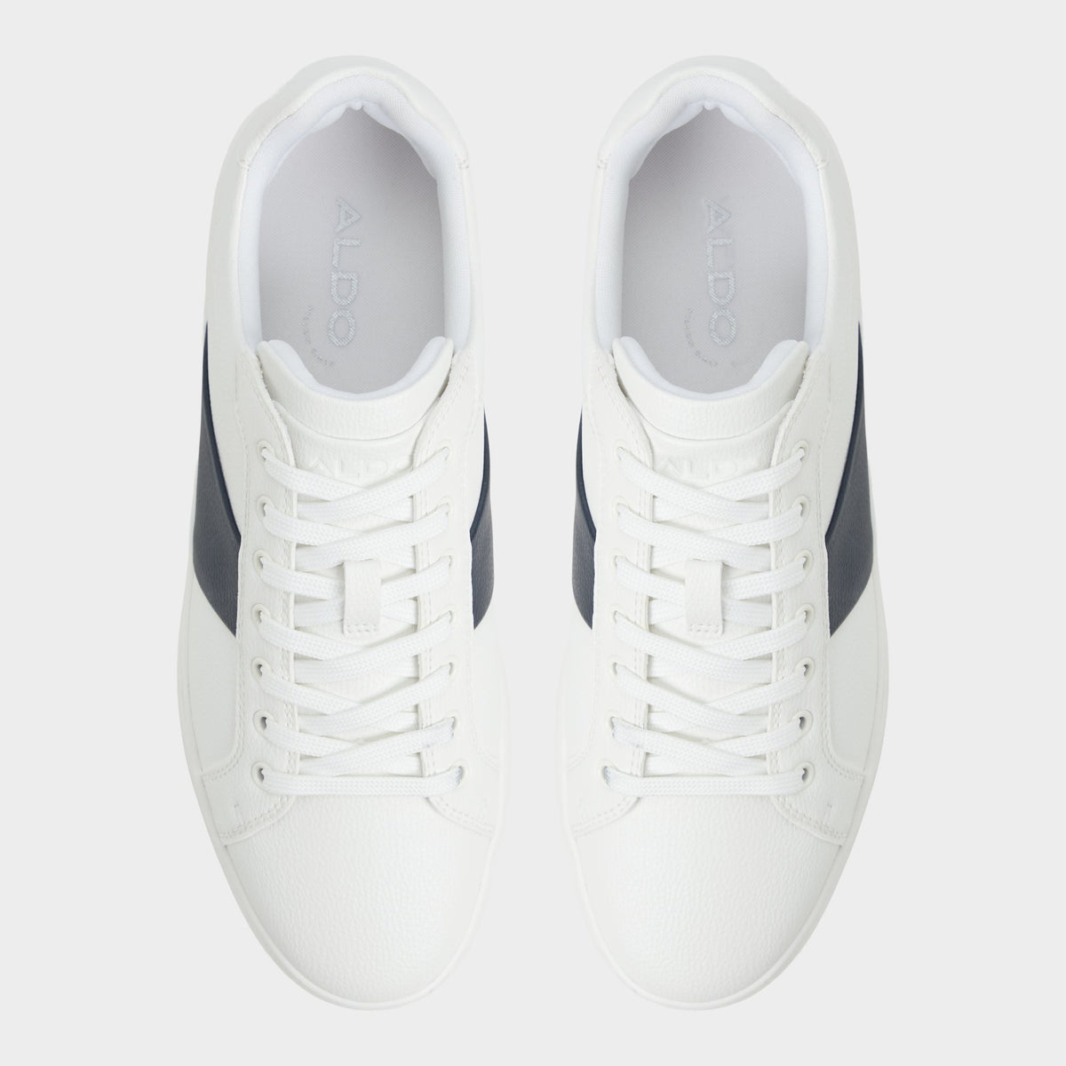 Top-down view of the White/navy Ozzy Low top sneaker