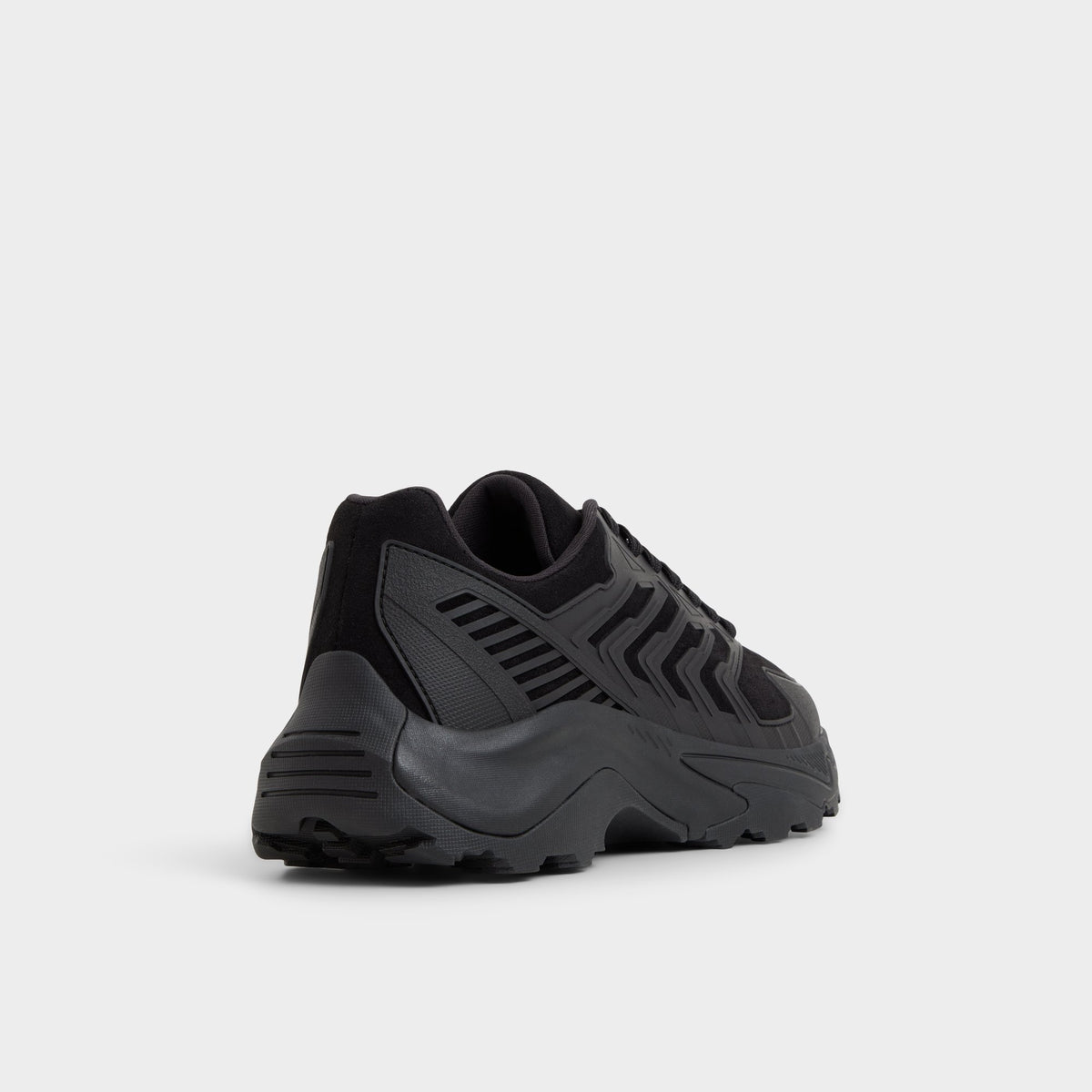 Angle de trois quarts de l'arrière de Noir Zeffy Sneaker