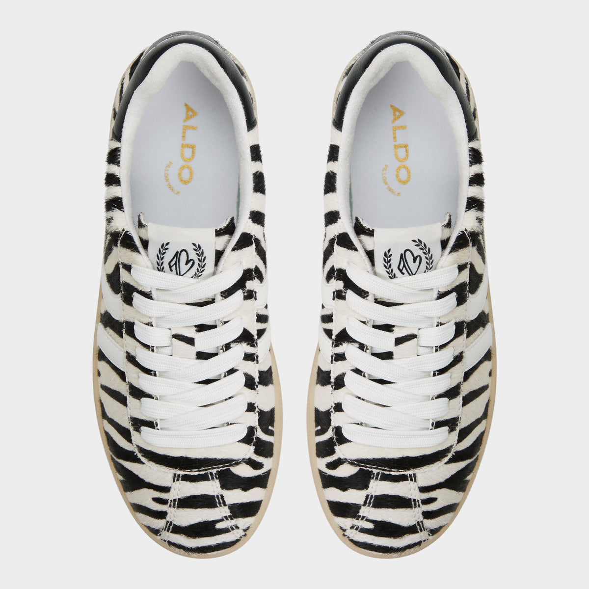 Top-down view of the White/Black Chicsneaker Low top sneaker