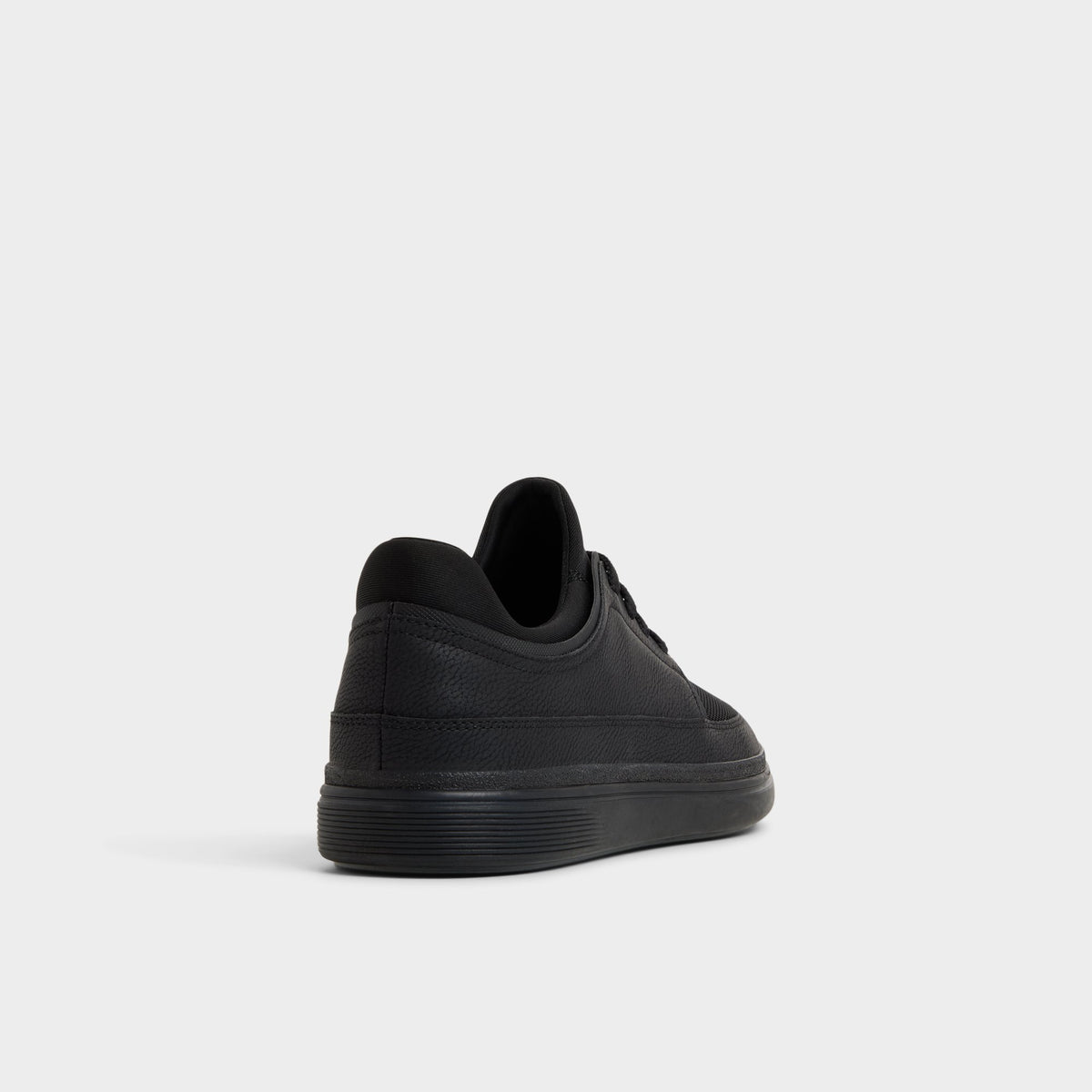 Angle de trois quarts de l'arrière de Noir Kurtis Low top sneaker