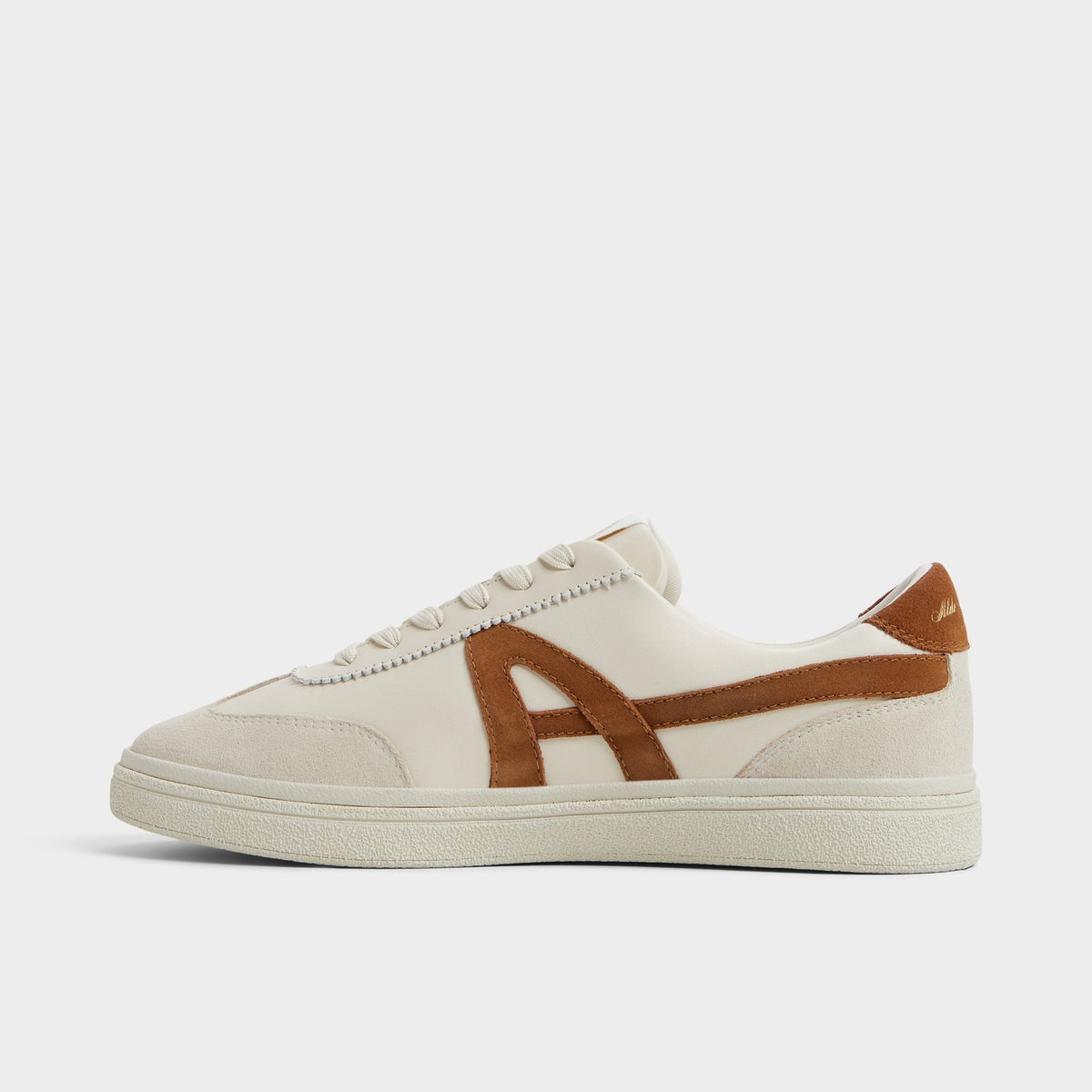Side view of Bone Clubtrainer Low top sneaker