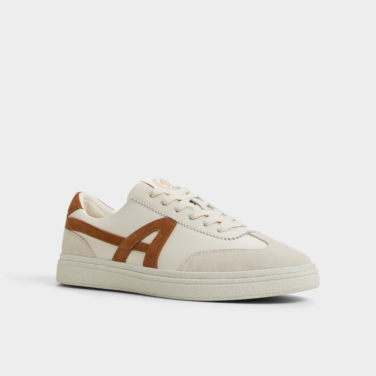 Three-quarter angle of Bone Clubtrainer Low top sneaker's front side
