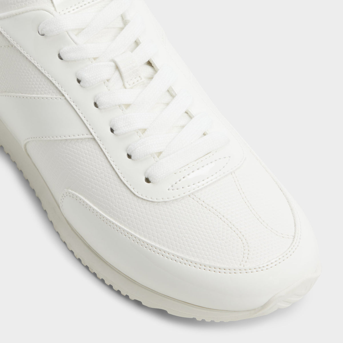 Close-up of the White combo Nathaniel Low top sneaker