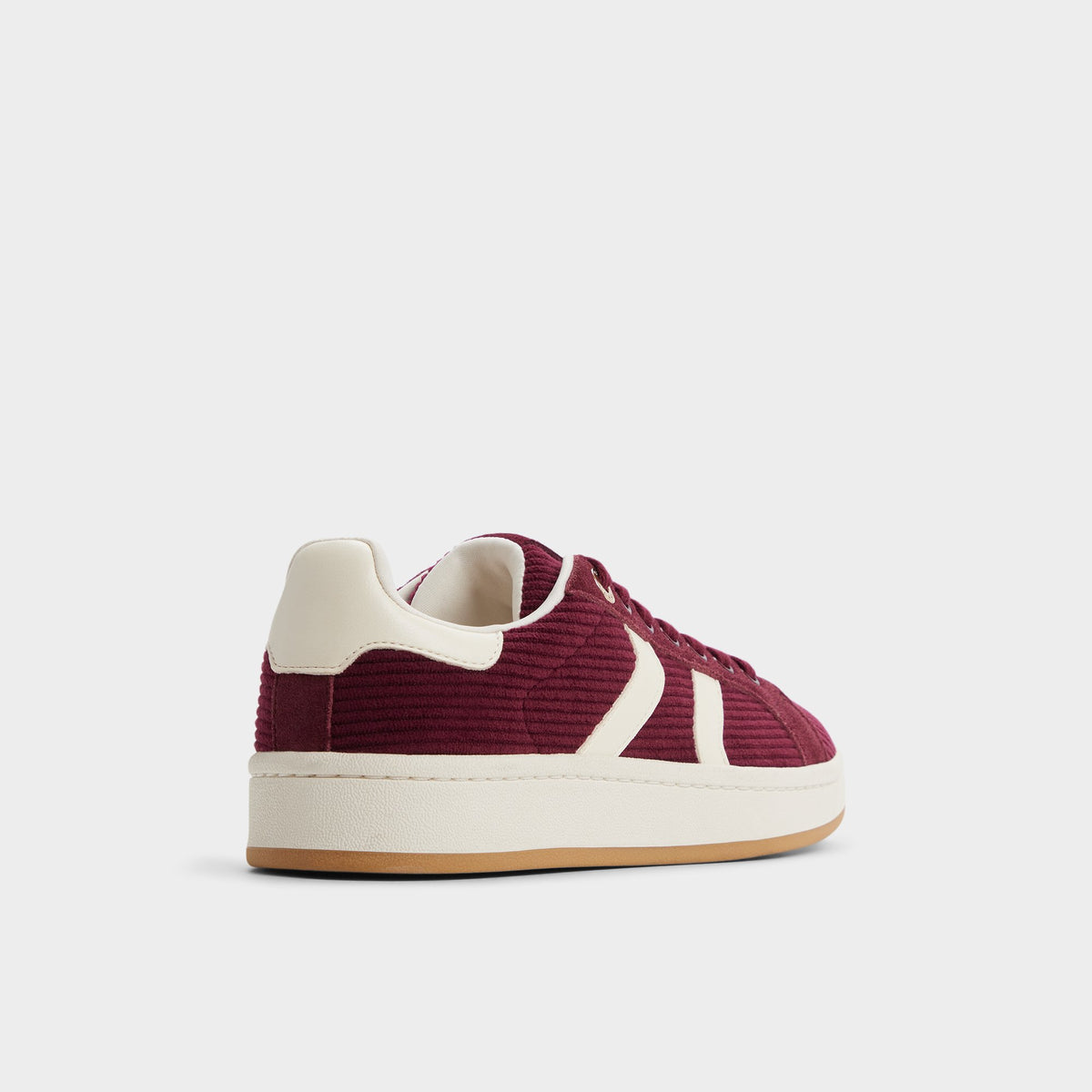 Angle de trois quarts de l'arrière de Bordo Retrochic Sneaker bas