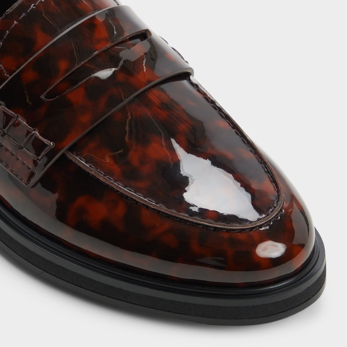 Close-up of the Open brown Lededanten Loafer