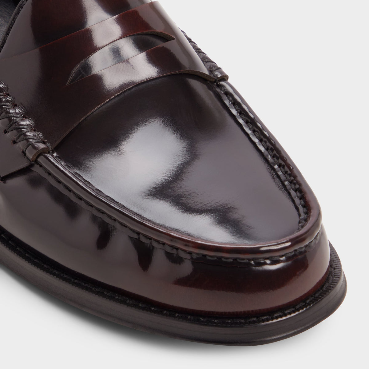 Close-up of the Bordo Ludovik Loafer