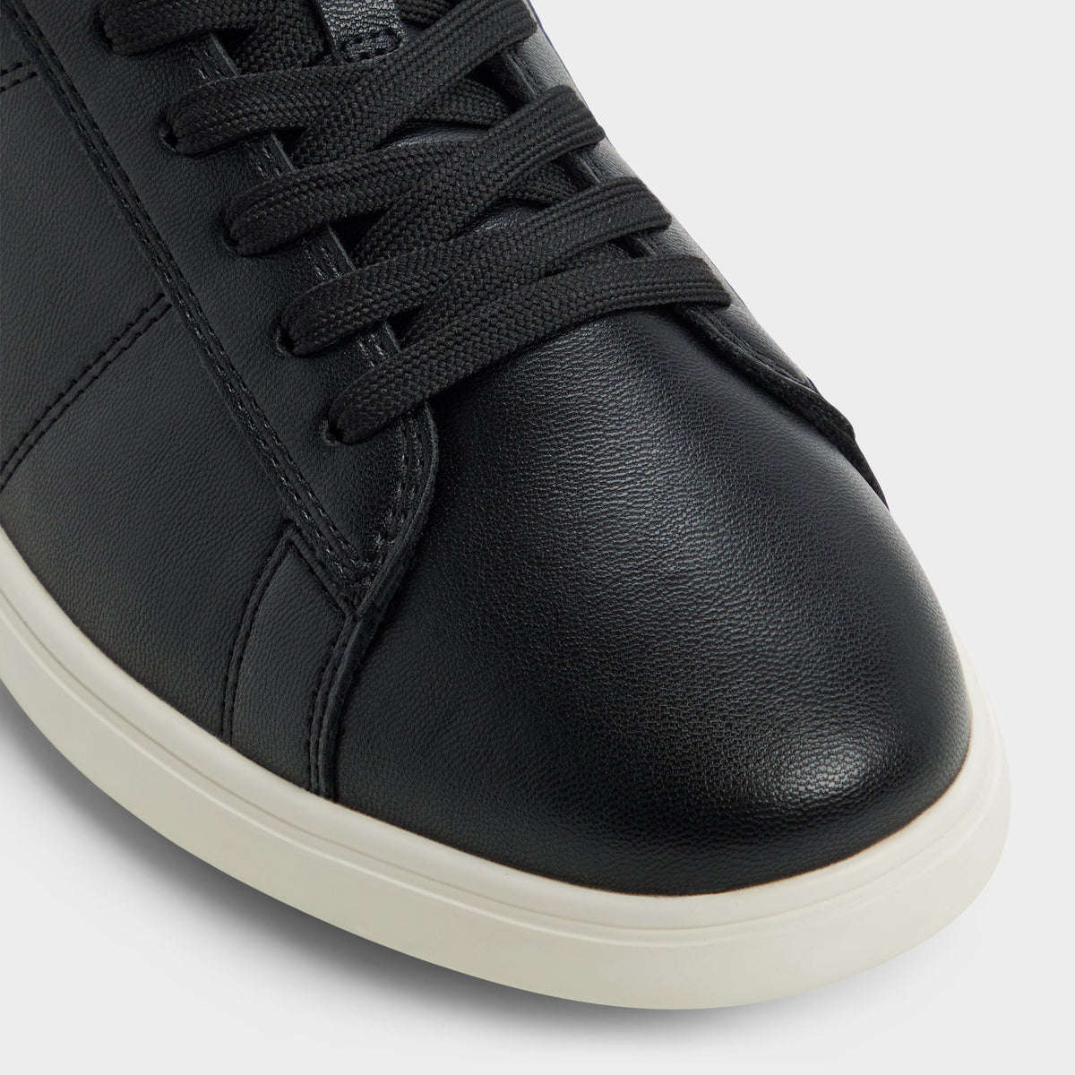 Gros plan de la Noir Ovie Sneaker bas