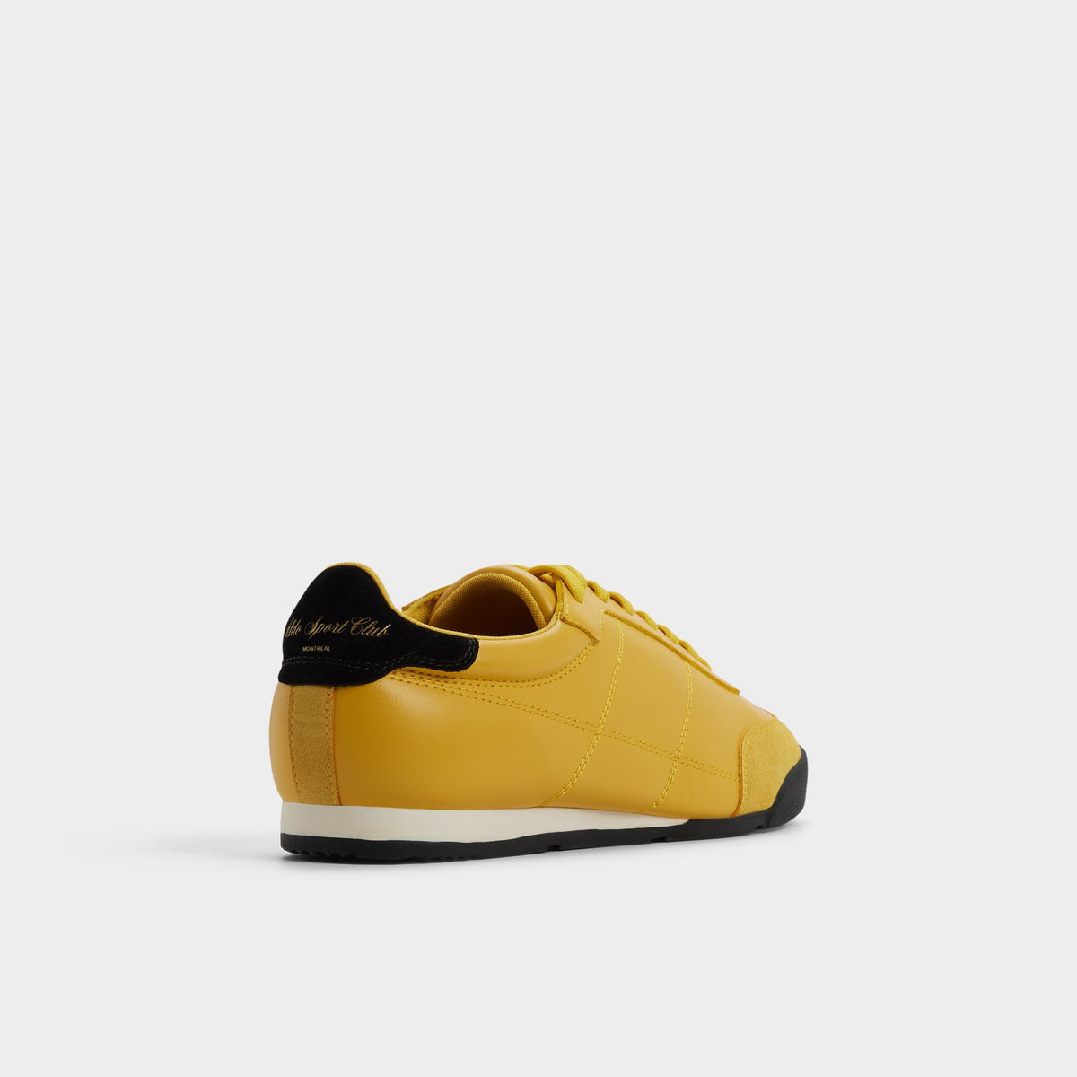 Angle de trois quarts de l'arrière de Jaune Kickoff Sneaker bas