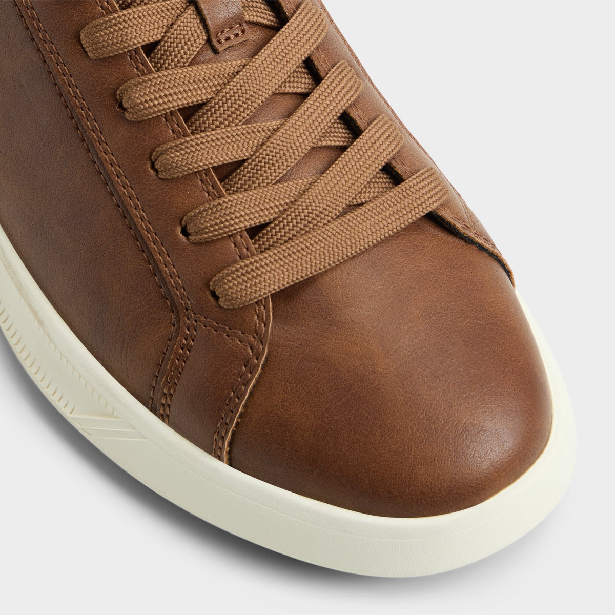 Close-up of the Cognac Jeremie Low top sneaker