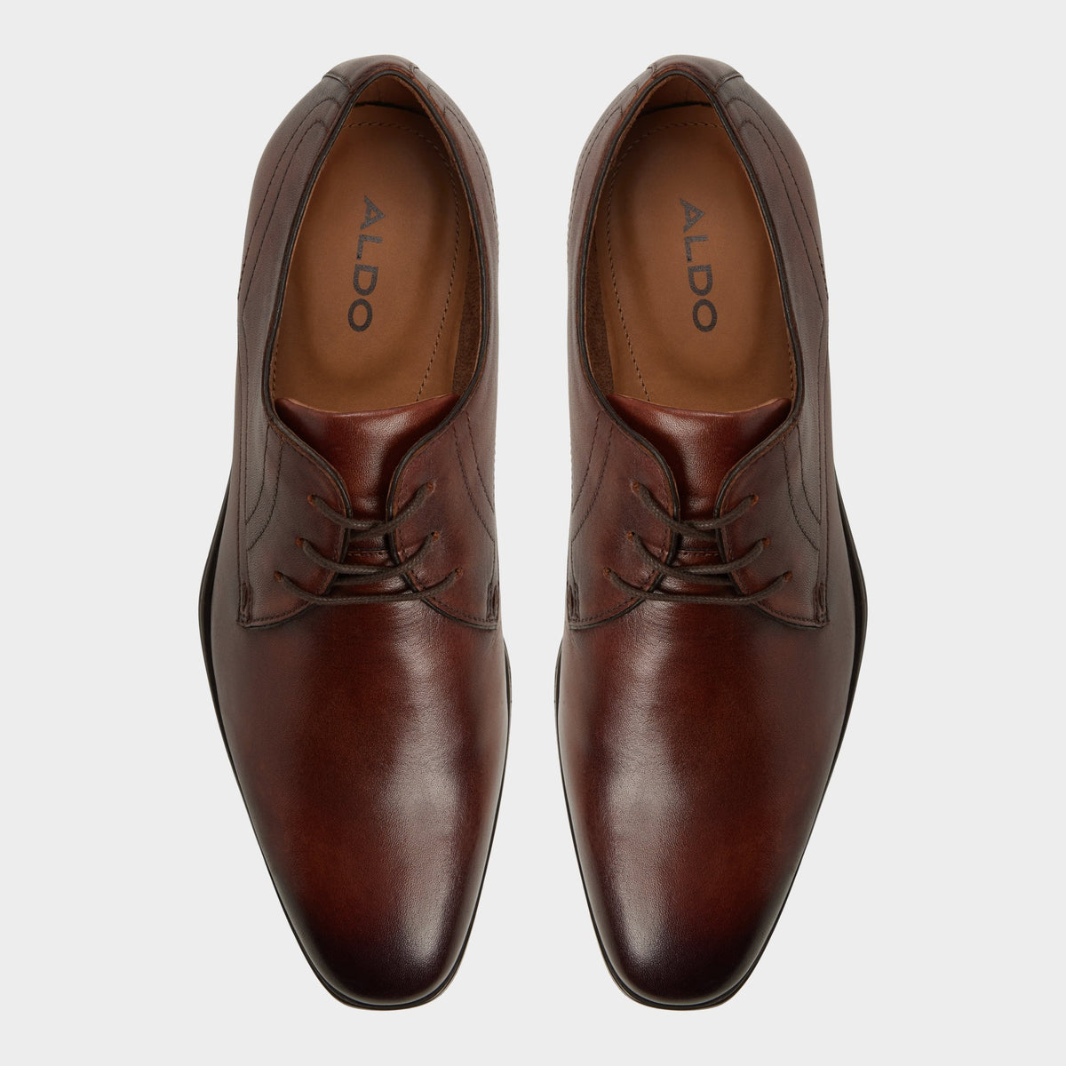Top-down view of the Cognac Emelio Oxford shoe