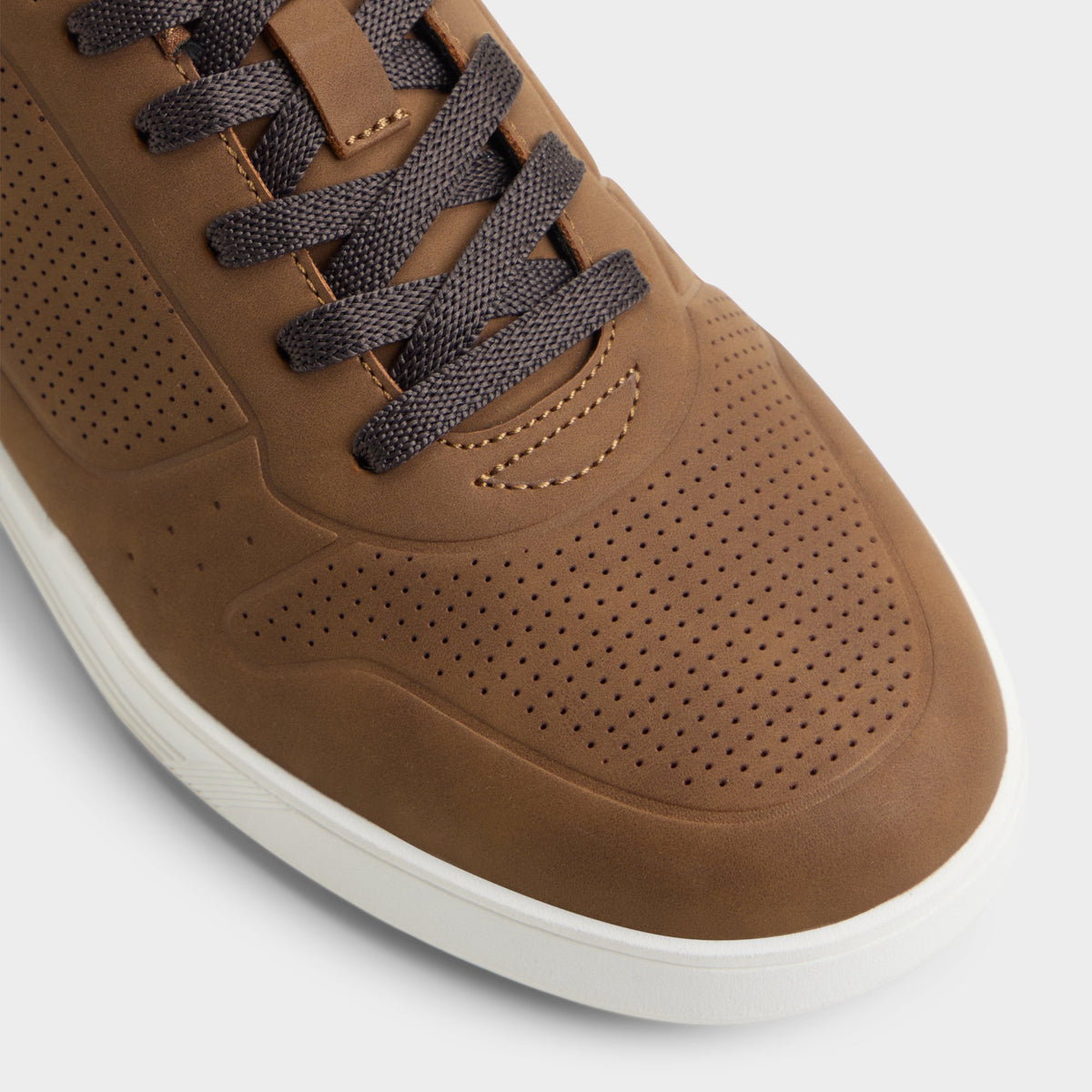 Close-up of the Cognac Robie Low top sneaker