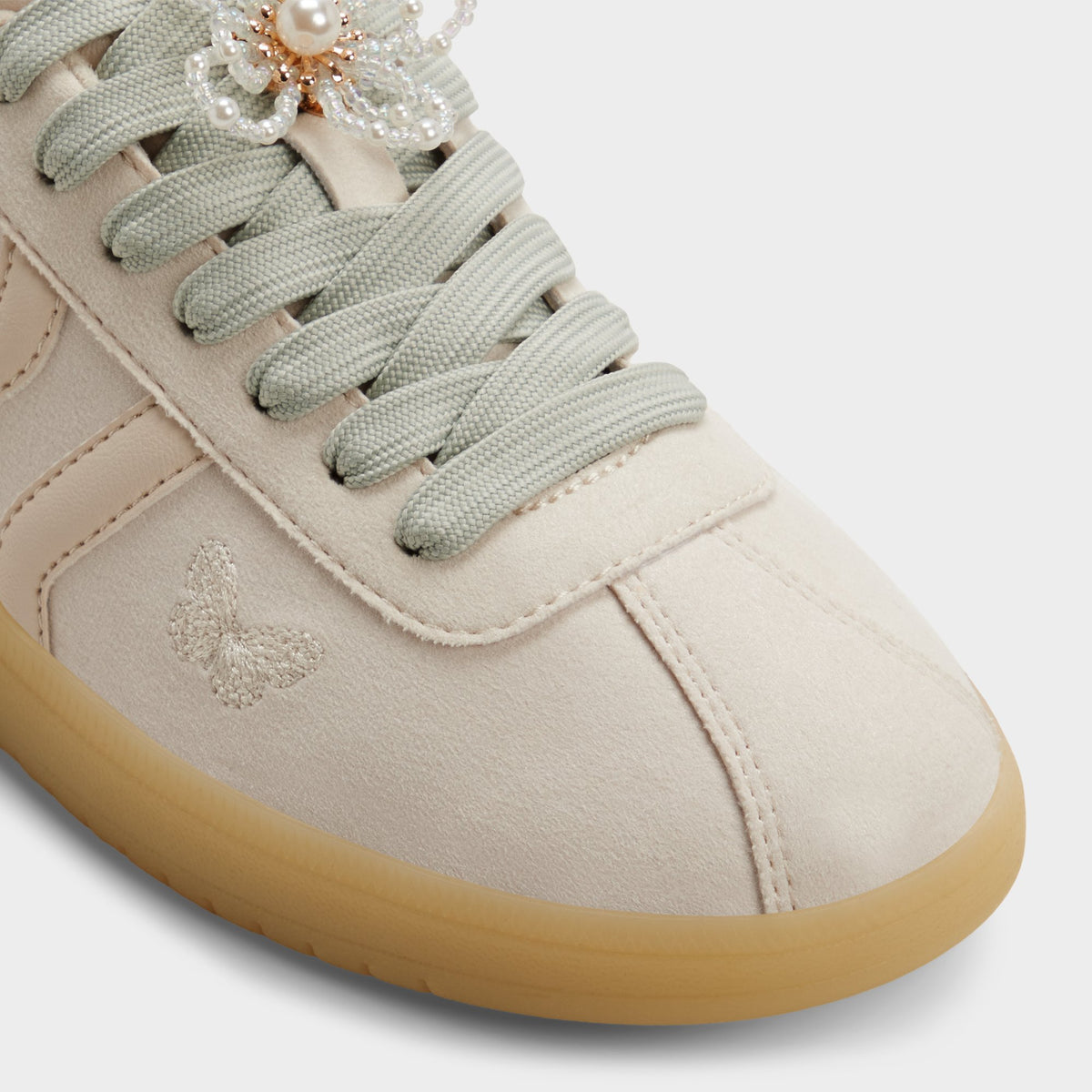 Close-up of the Other white Chicsneaker Sneaker