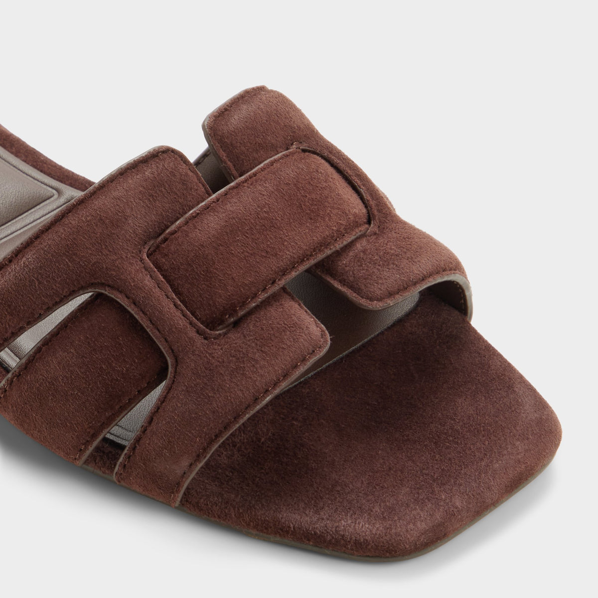 Close-up of the Dark brown Elenaria Slide sandal