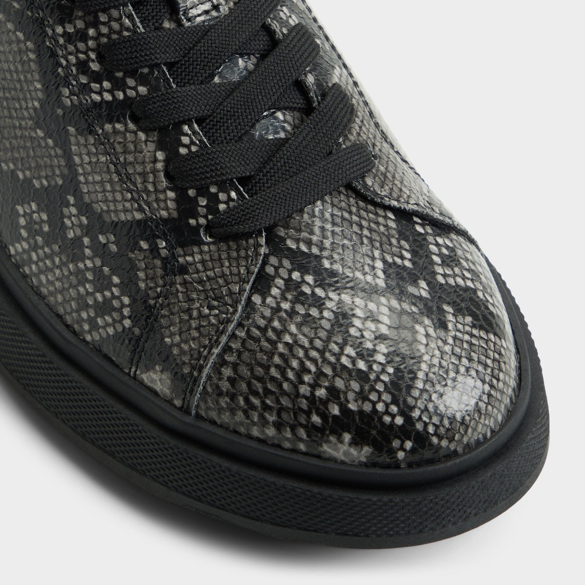 Close-up of the Black combo Magnus Low top sneaker