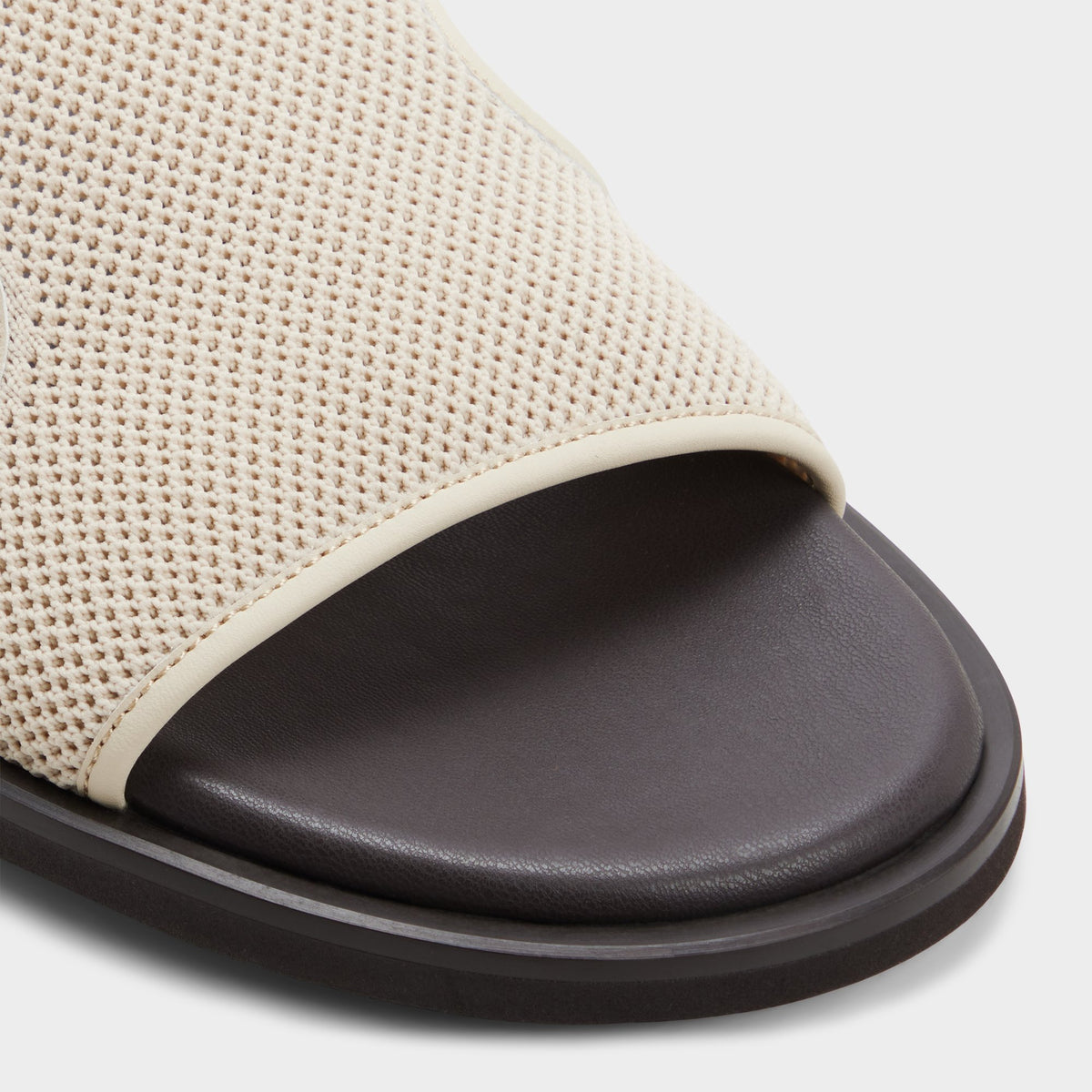 Close-up of the Light beige Ashin Slide sandal