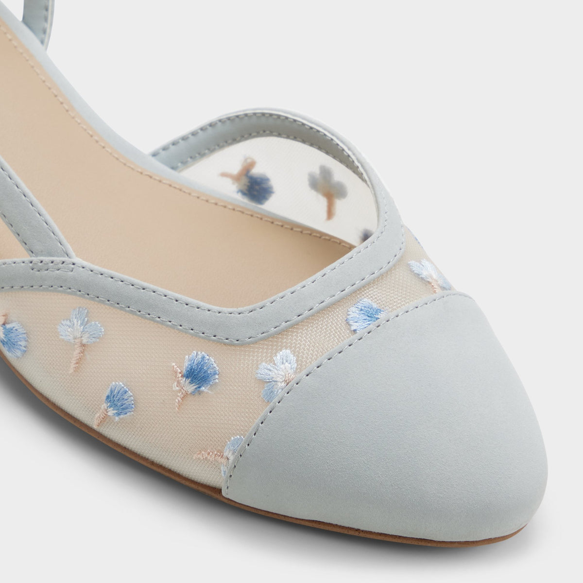 Gros plan de la Beige Clementinne Slingback ballerina