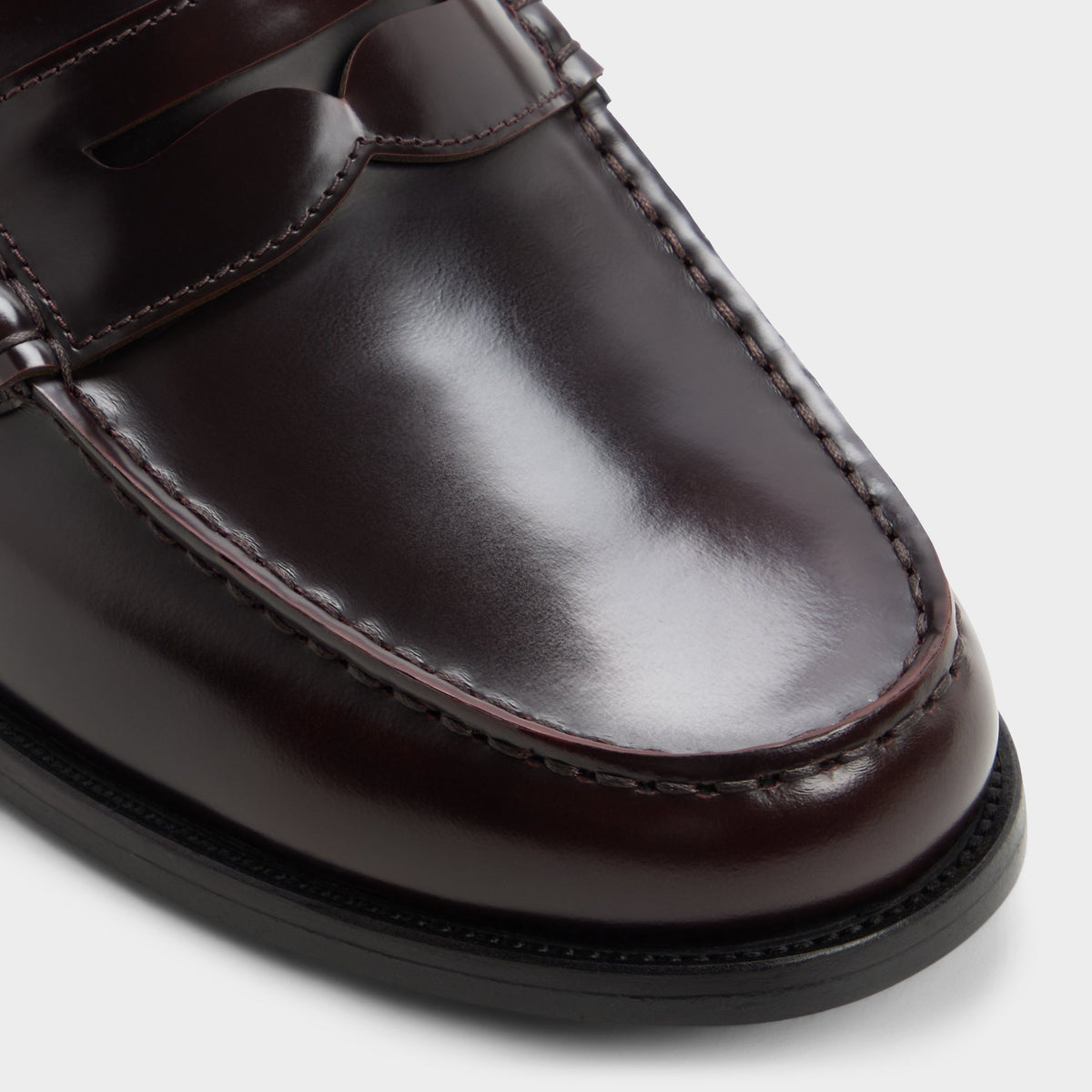 Close-up of the Burgundy Jarom Loafer