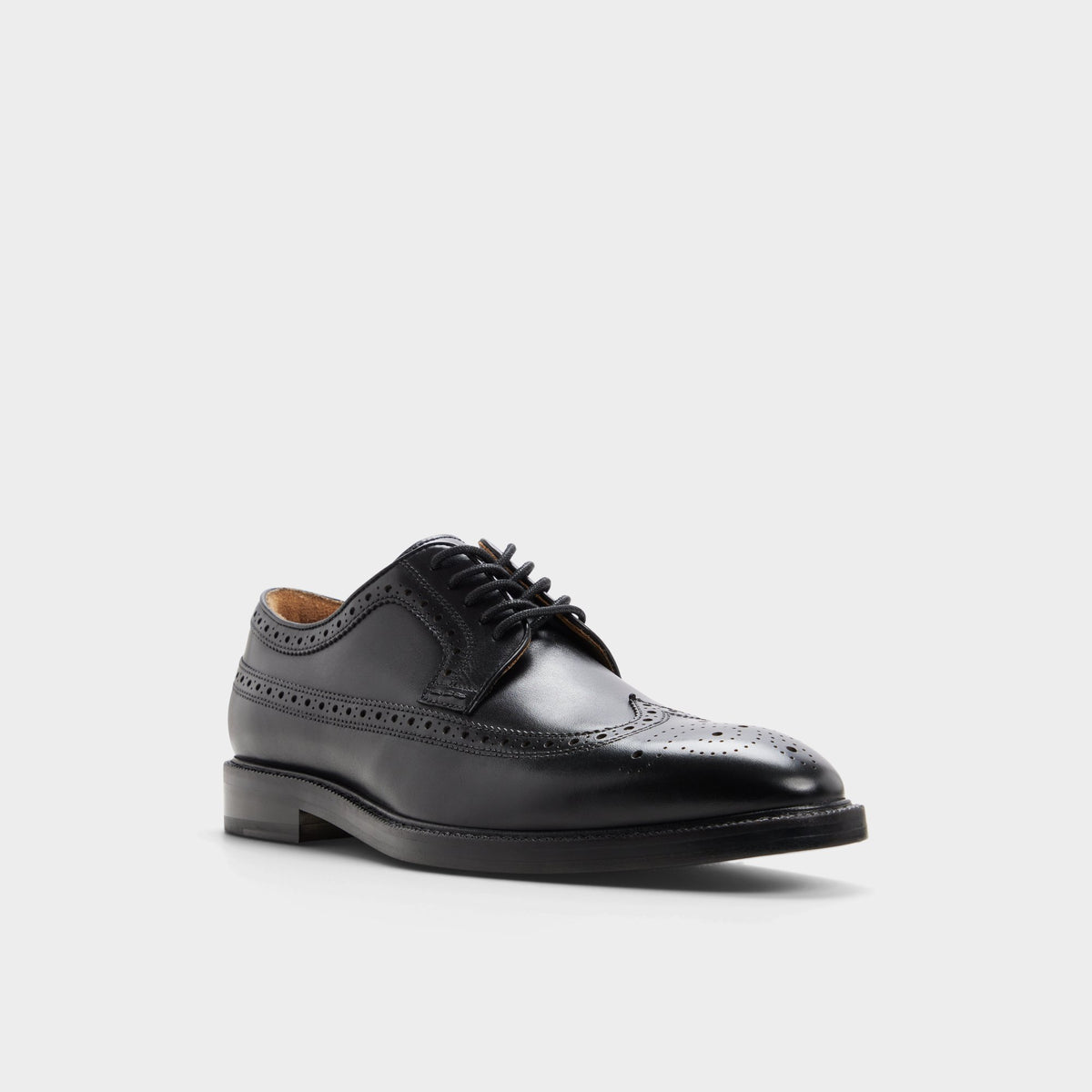Angle de trois quarts de la face avant de Noir Ricio Chaussure derby