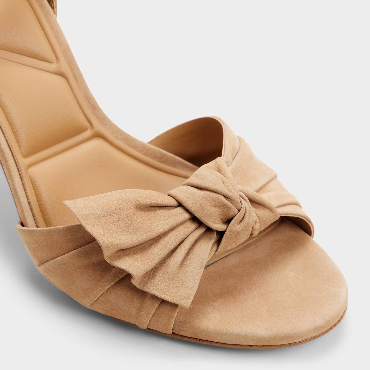 Gros plan de la Beige Angelknot Sandale à talon bloc