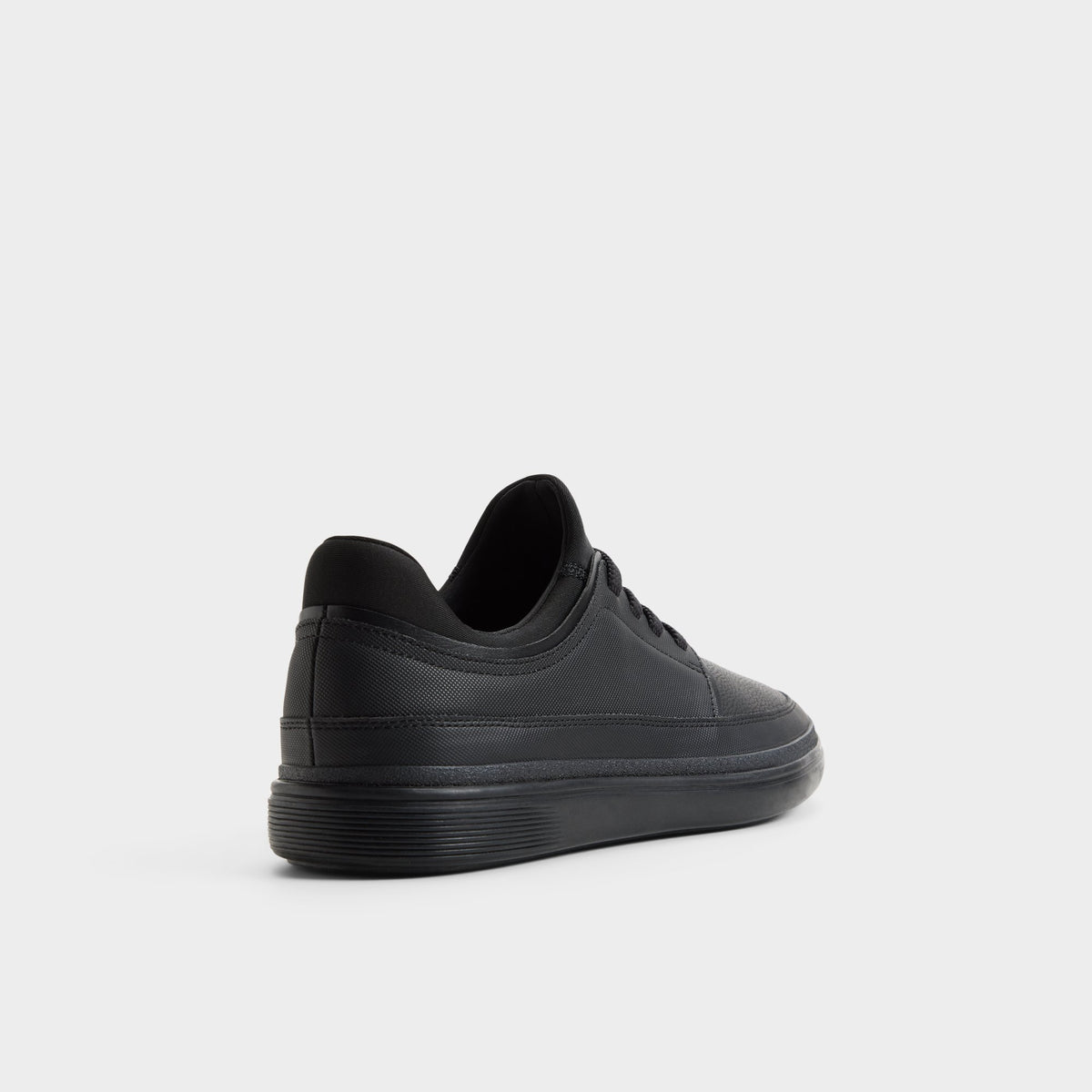 Angle de trois quarts de l'arrière de Autre noir Kurtis Sneaker bas