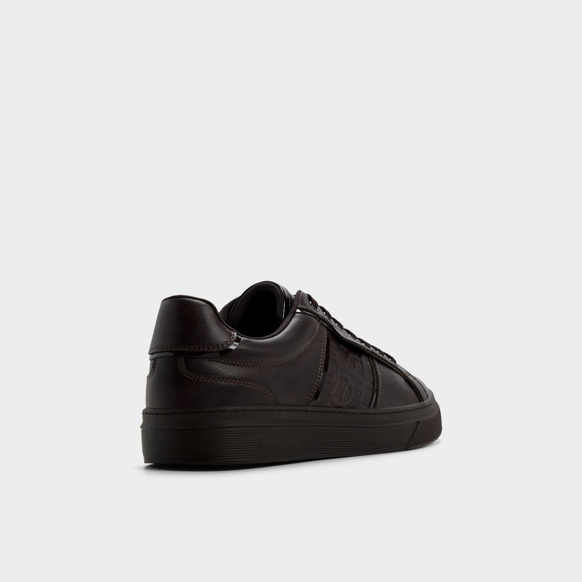 Angle de trois quarts de l'arrière de Brun foncé Courtline Low top sneaker