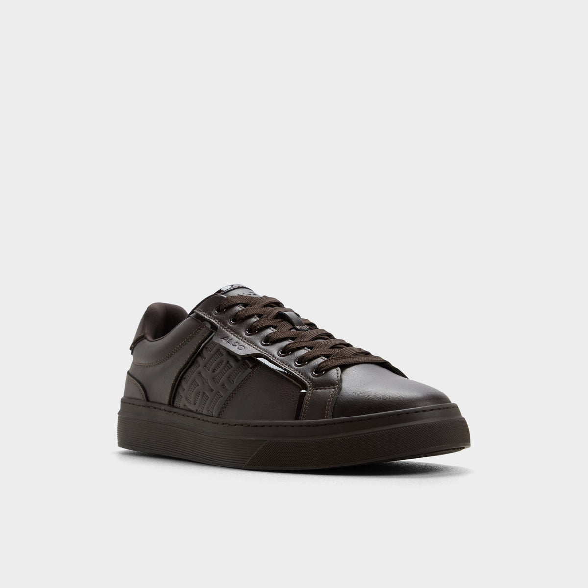 Angle de trois quarts de la face avant de Brun foncé Courtline Low top sneaker