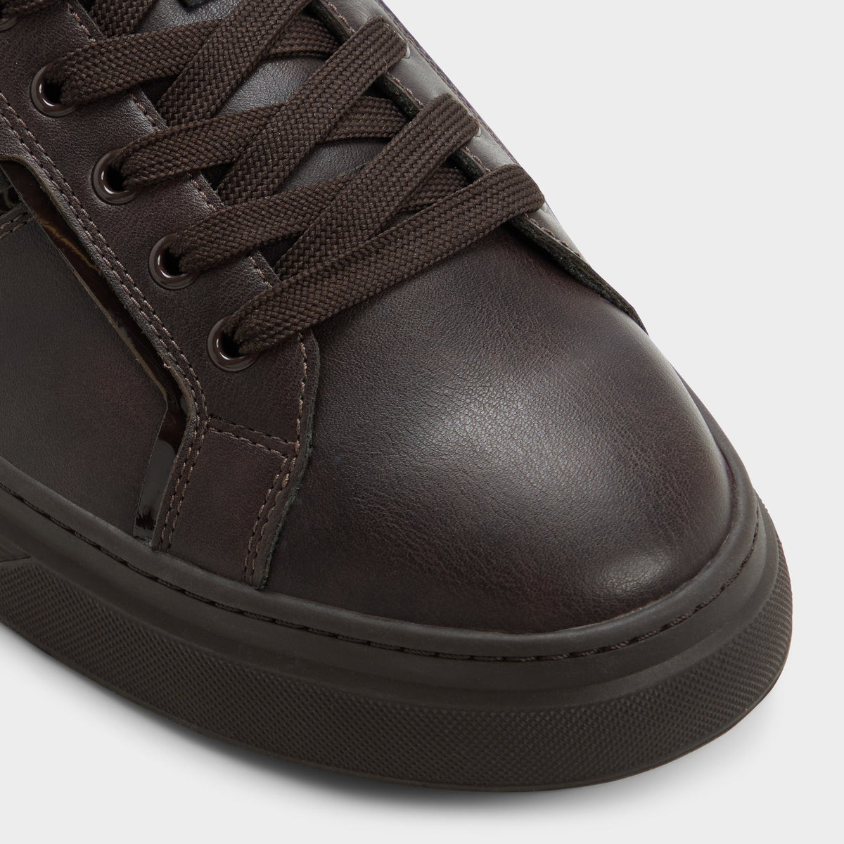 Gros plan de la Brun foncé Courtline Low top sneaker