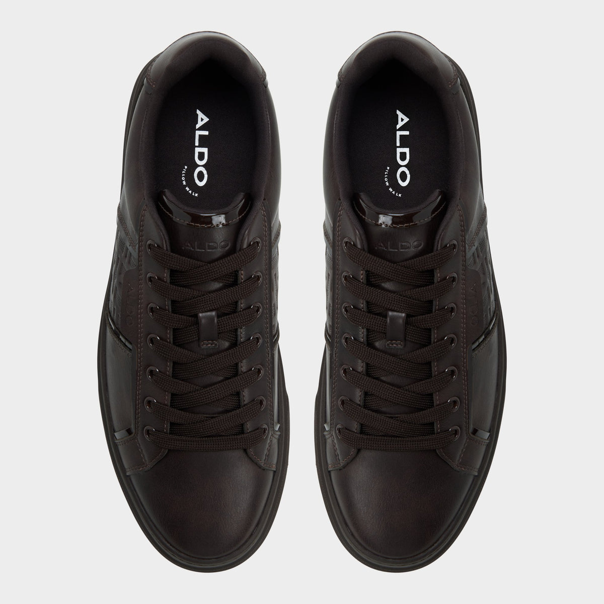 Vue de dessus de la Brun foncé Courtline Low top sneaker
