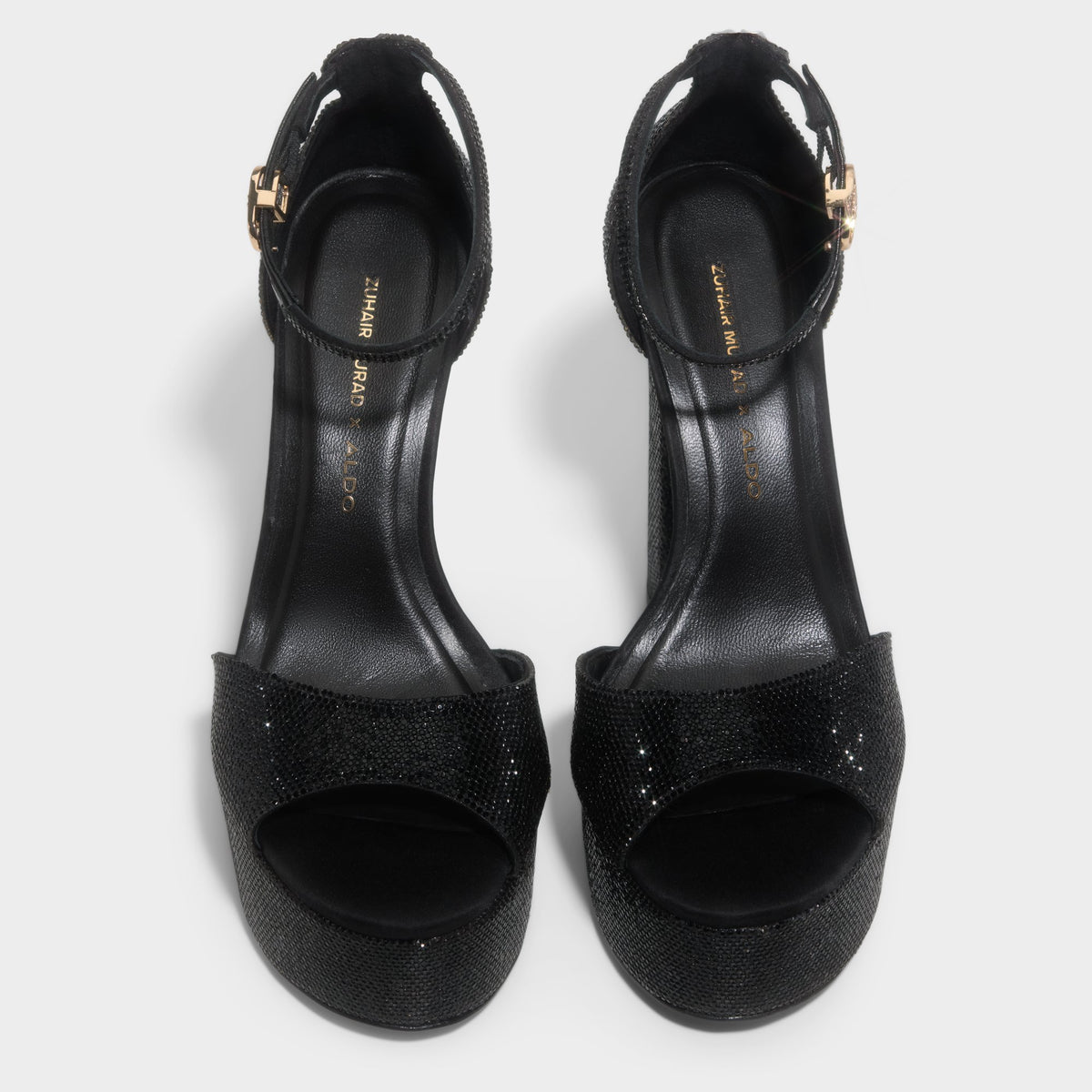 Angle de trois quarts de la face avant de Noir ZUHAIR MURAD x ALDO Sandale Plateforme