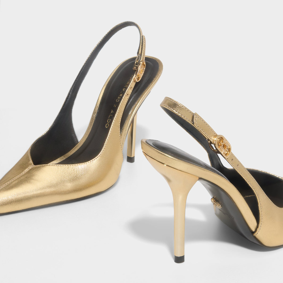 Vue en surbrillance d'une paire de Or ZUHAIR MURAD x ALDO Sandale à Bride Arrière   s