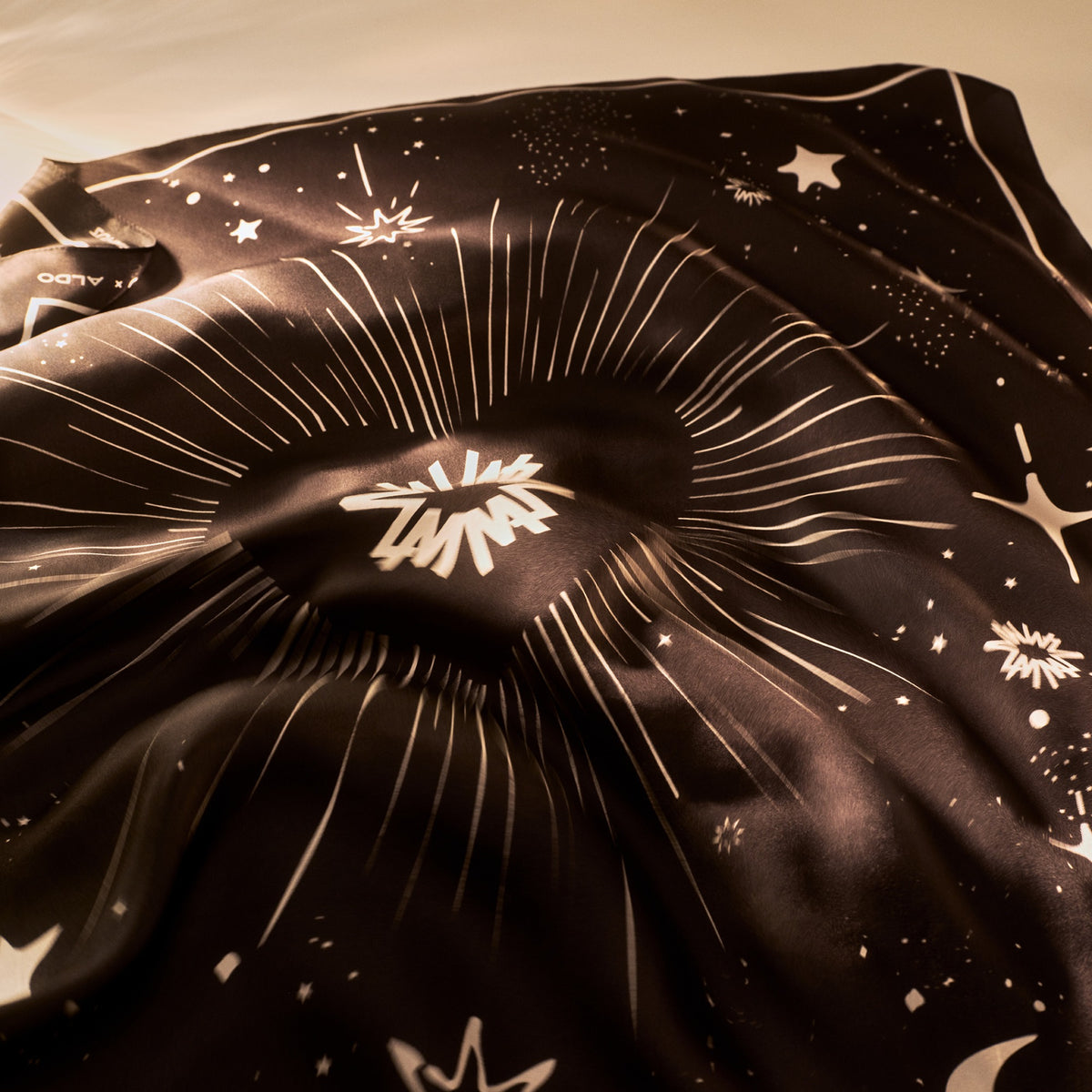 Support produit pour ZUHAIR MURAD x ALDO Foulard en Soie