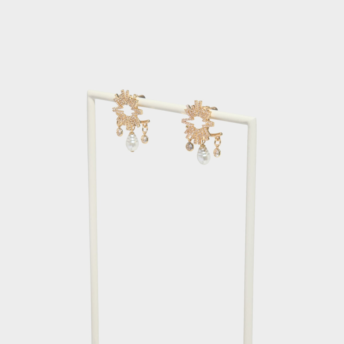 Support produit pour ZUHAIR MURAD x ALDO Boucles d'oreilles en perles